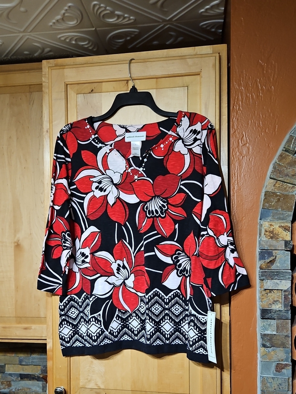 Alfred Dunner Red Black White Floral Print Studs 3/4 Sleeve V-Neck Top NWT